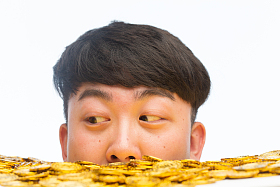 青年男人和金币照片