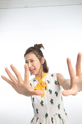 表情害怕的青年女人