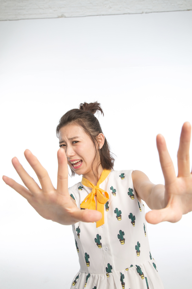 表情害怕的青年女人 表情害怕的青年女人