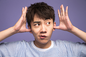 青年男人捂着耳朵