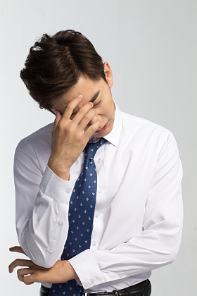 面部表情痛苦的青年男人图片