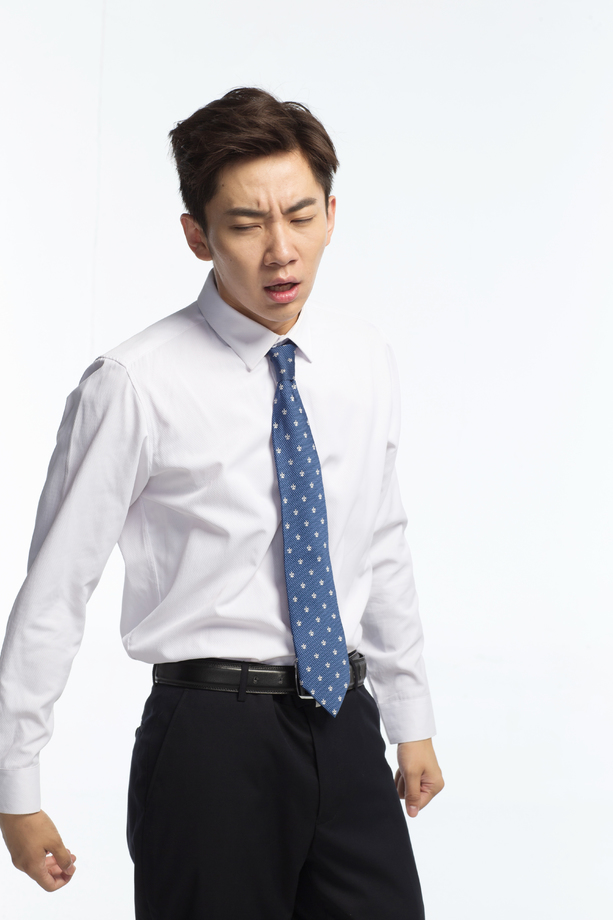 表情愤怒的商务青年男人图片