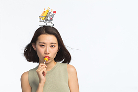 年轻女孩头顶购物车照片