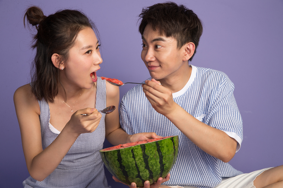 青年男女吃西瓜照片