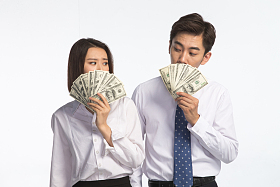 商务青年男女拿着美元