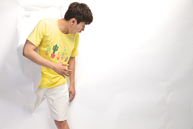 表情震惊的青年男人图片