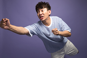 青年男人伸手图片