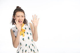 表情害怕的青年女人图片