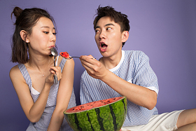 青年男女吃西瓜图片