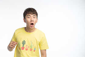 表情震惊的青年男人图片
