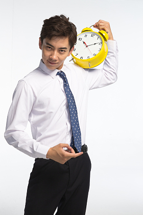商务青年男人拿着闹钟