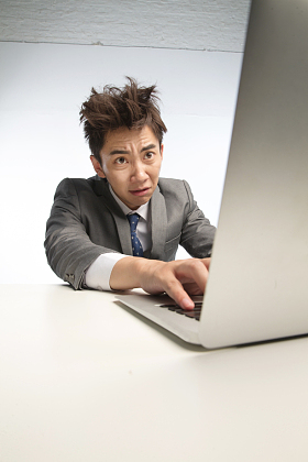 疲劳的商务青年男人