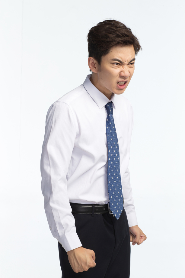 表情愤怒的商务青年男人图片 表情愤怒的商务青年男人图片