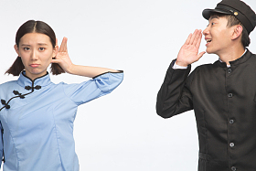 复古青年男女大喊照片