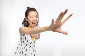 年轻女孩伸手抓照片