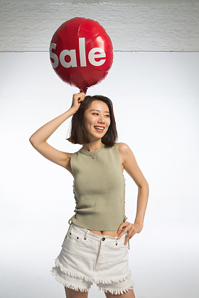 快乐的年轻女孩拿着气球图片