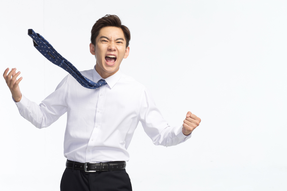 表情愤怒的商务青年男人照片