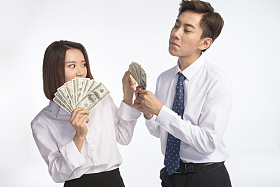 商务青年男女拿着美元