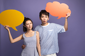 时尚青年男女举着对话框照片