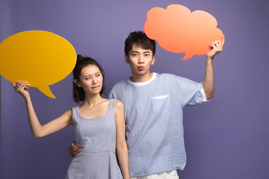 时尚青年男女举着对话框照片 时尚青年男女举着对话框照片