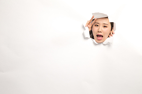 青年女人通过纸洞窥视