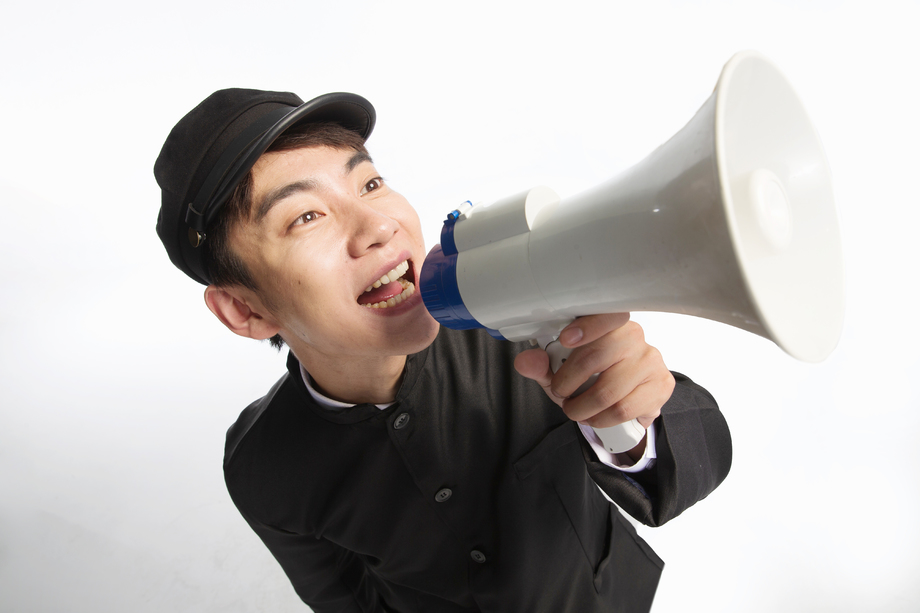 复古青年男人使用扩音器 复古青年男人使用扩音器