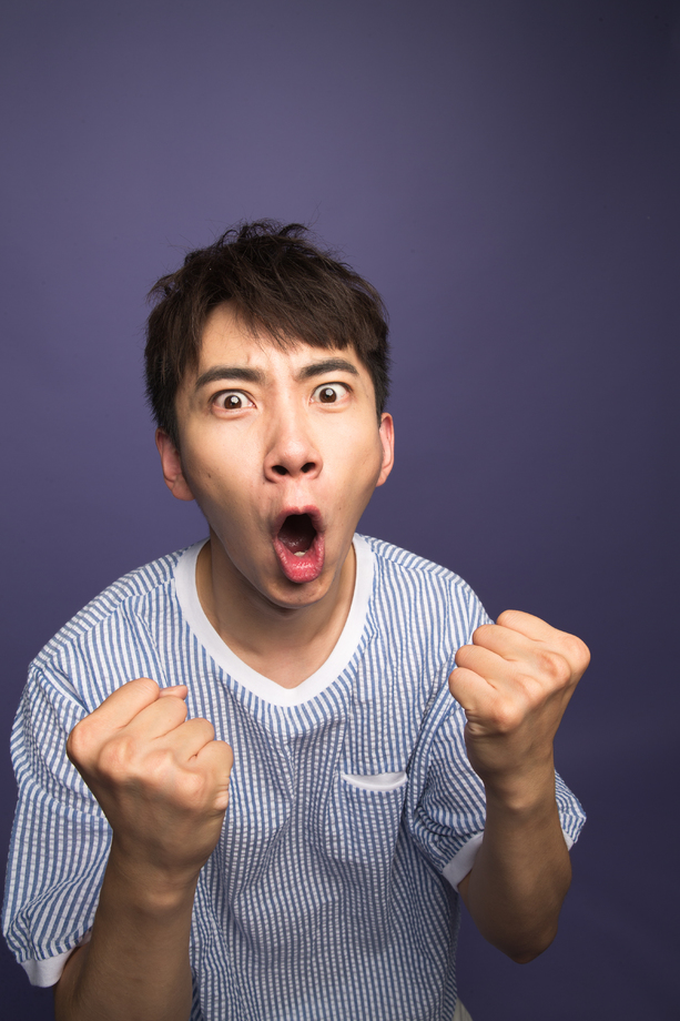 激动的青年男人 激动的青年男人