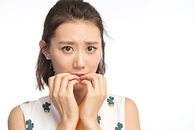 面部表情震惊的青年女人