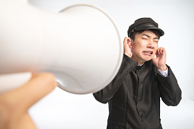 复古青年女人对着青年男人呼喊