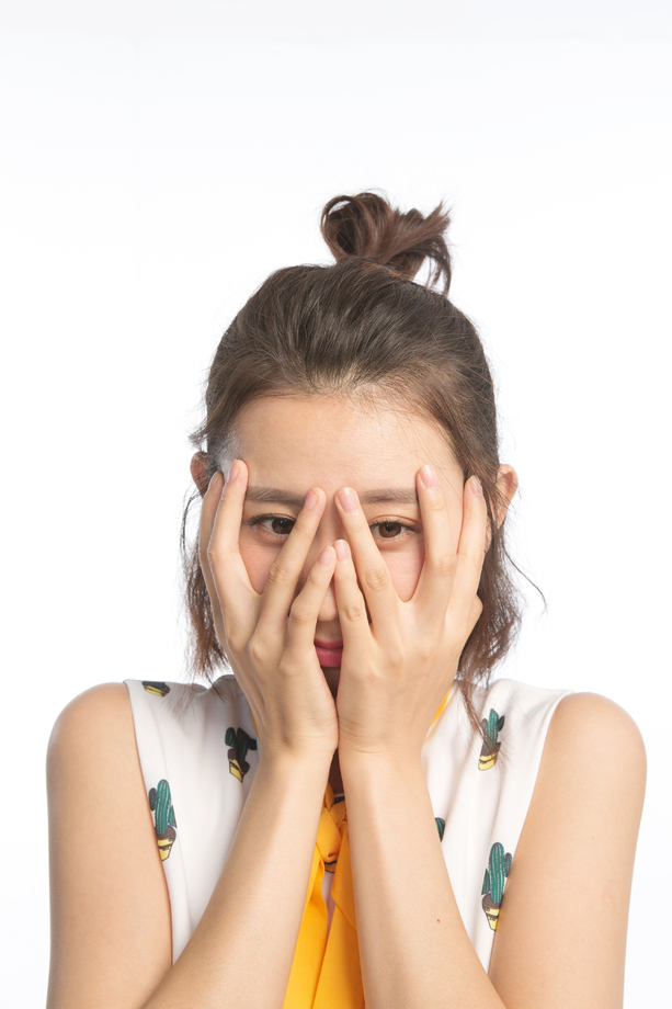 青年女人手捂脸 青年女人手捂脸