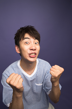 激动的青年男人