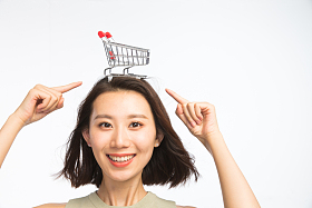 年轻女孩头顶购物车照片