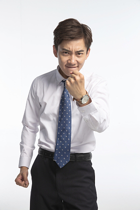 表情愤怒的商务青年男人图片