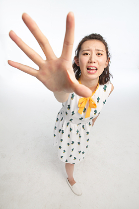 年轻女孩伸手抓