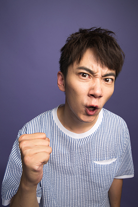 激动的青年男人