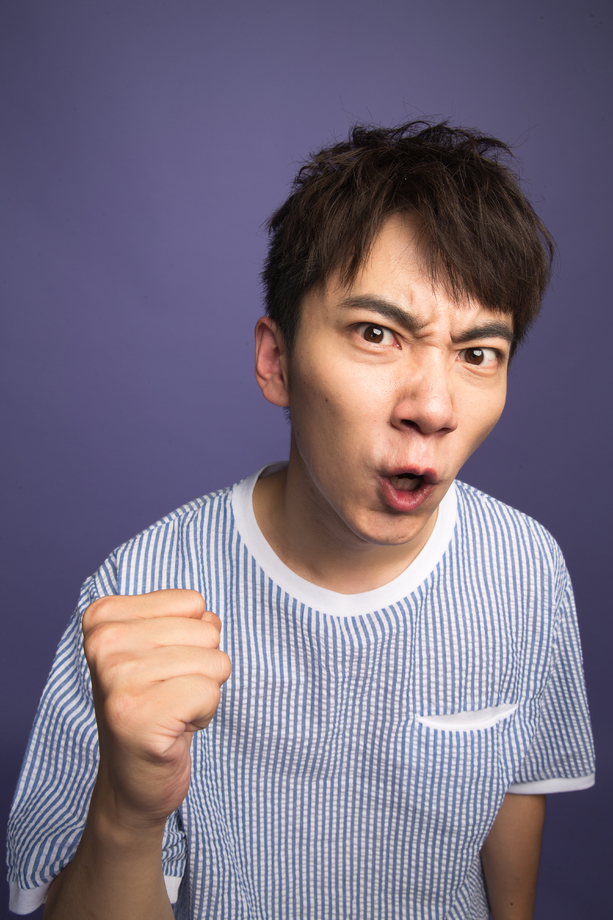 激动的青年男人 激动的青年男人