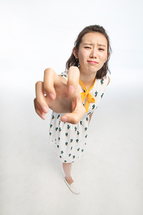 年轻女孩伸手抓照片