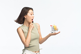 青年女人手托着购物车图片