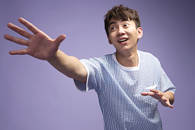 青年男人伸手图片