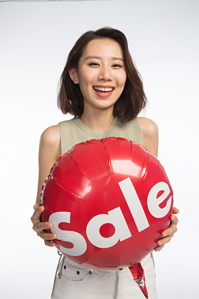 快乐的年轻女孩拿着气球图片