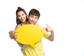 时尚青年男女举着对话框图片