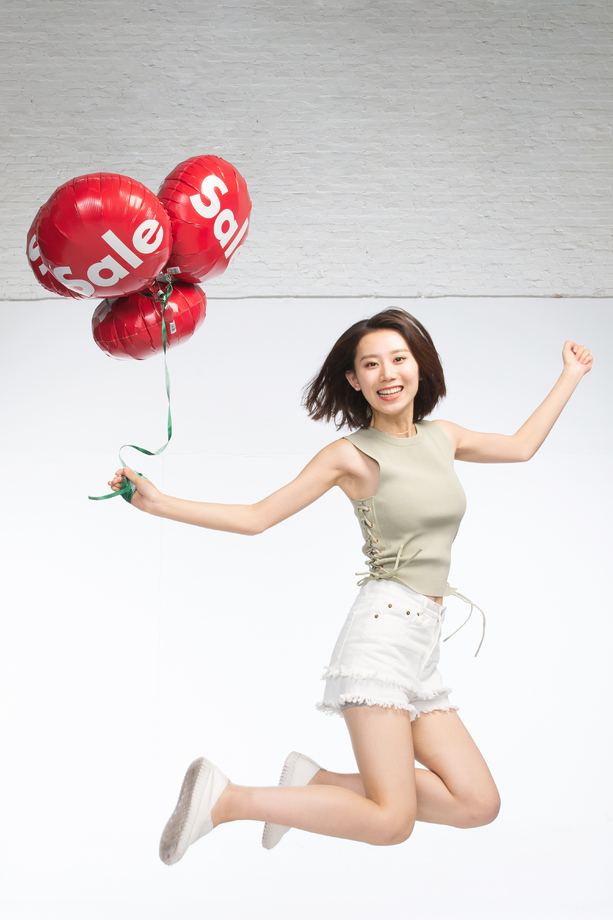 年轻女孩拿着气球图片