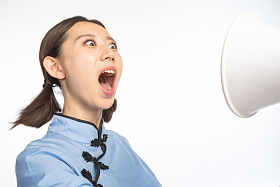 复古青年女人使用扩音器