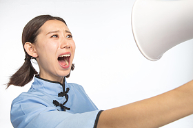 复古青年女人使用扩音器