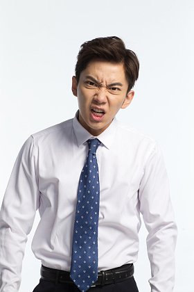 表情愤怒的商务青年男人图片