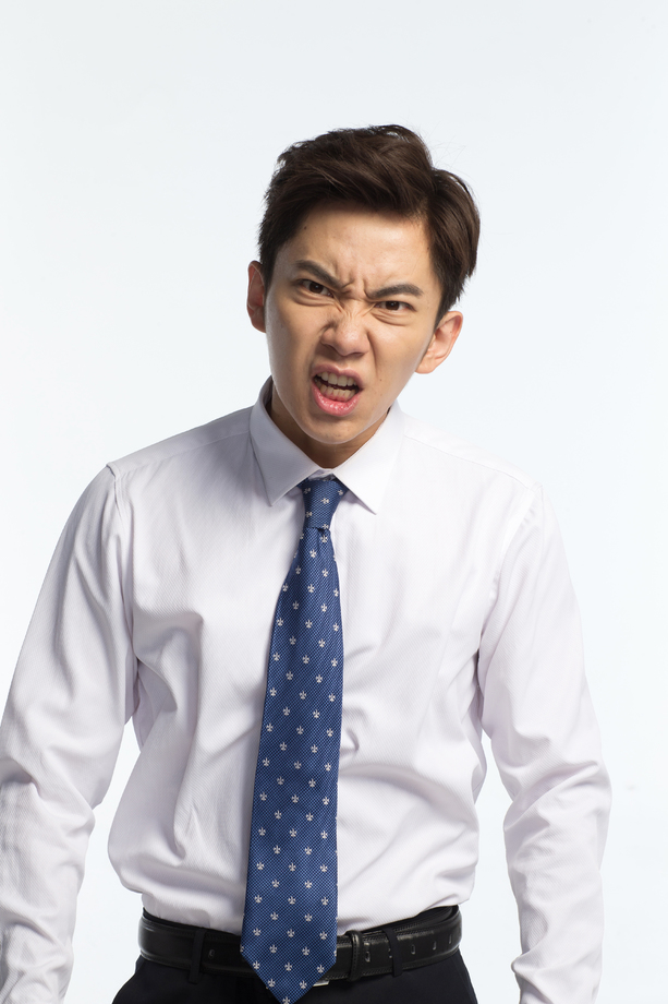 表情愤怒的商务青年男人图片 表情愤怒的商务青年男人图片