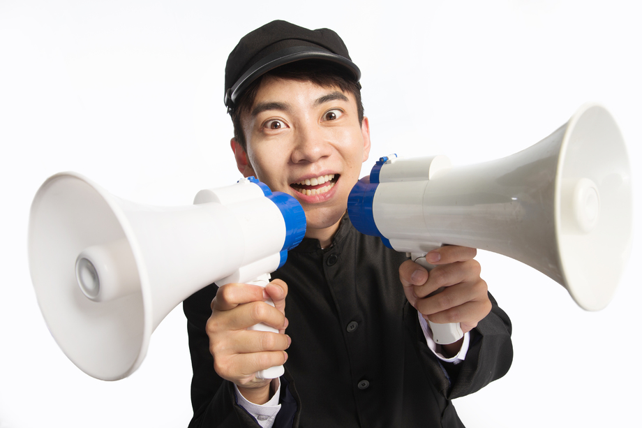 复古青年男人使用扩音器 复古青年男人使用扩音器