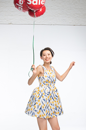 快乐的年轻女孩拿着气球照片