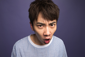 震惊的青年男人图片