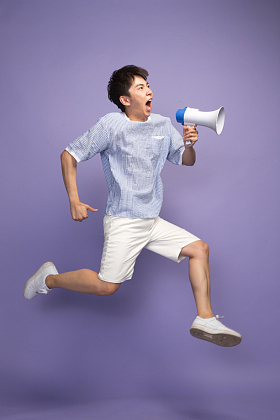 时尚青年男人拿着扩音器